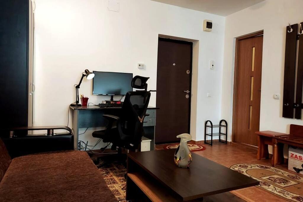 Spacious Flat, With Free Parking & Air Conditioning Floreşti Exteriör bild