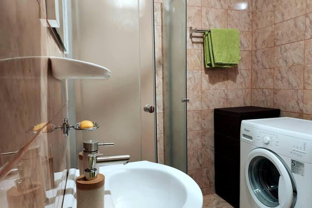 Spacious Flat, With Free Parking & Air Conditioning Floreşti Exteriör bild