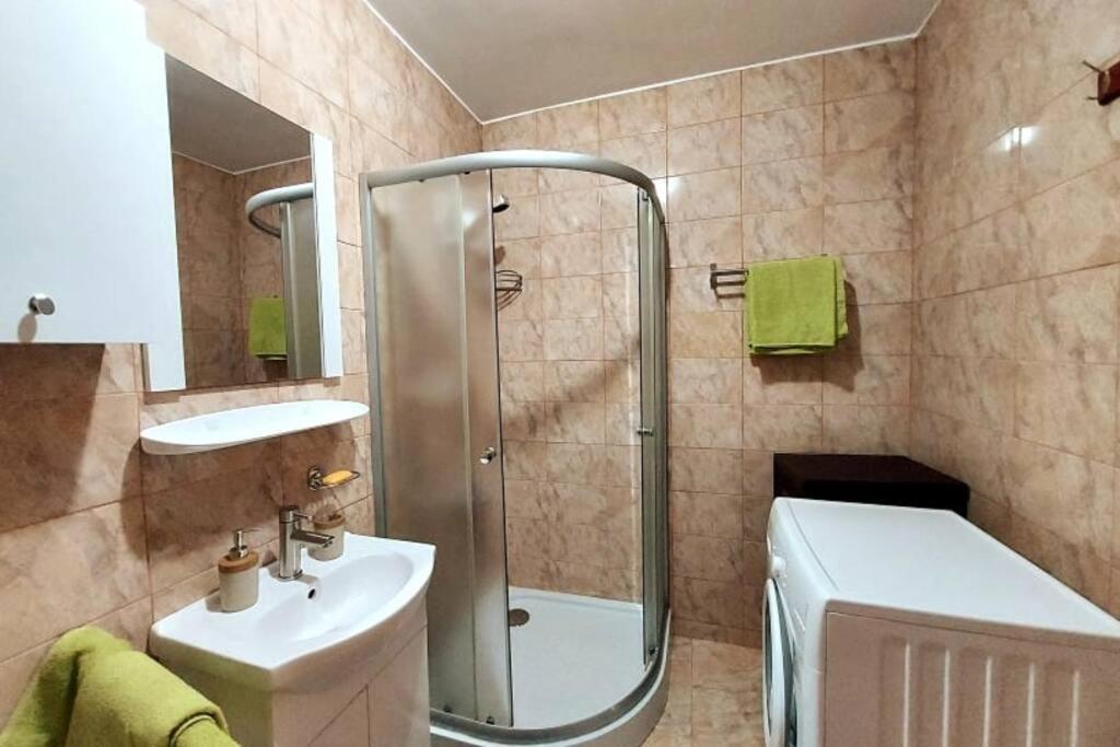 Spacious Flat, With Free Parking & Air Conditioning Floreşti Exteriör bild