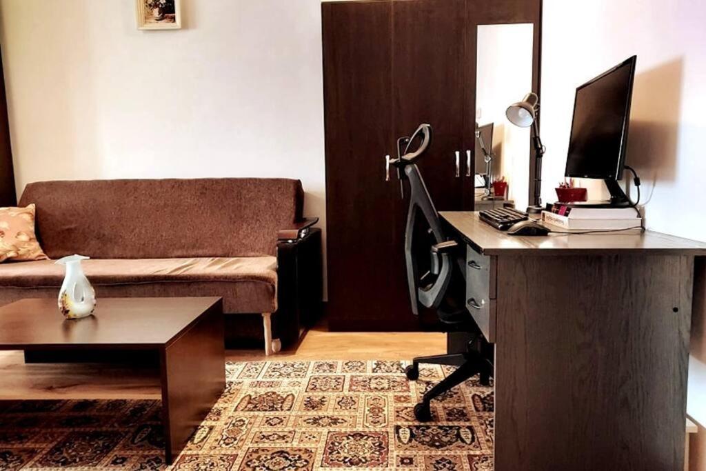 Spacious Flat, With Free Parking & Air Conditioning Floreşti Exteriör bild